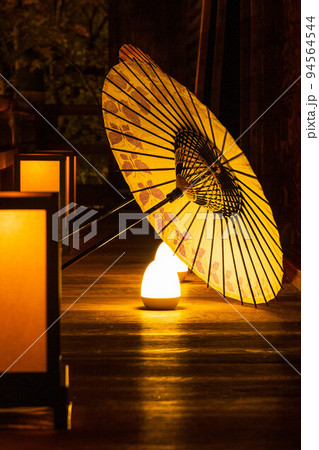 京都東山の秋　勝林寺　和傘のライトアップ 94564544