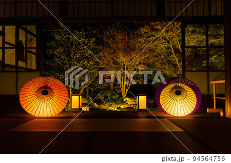 京都東山の秋　勝林寺　紅葉と和傘のライトアップ 94564756