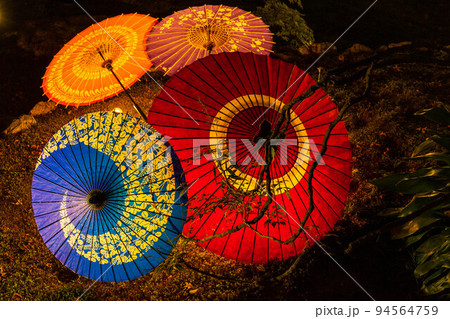 京都東山の秋　勝林寺　紅葉と和傘のライトアップ 94564759