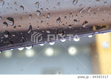 雨、滴、しずく、雨水、天気、水滴、水分、小滴、水、梅雨、降雨、雨滴 94565317