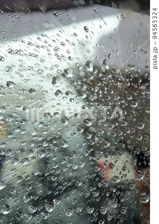 雨、滴、しずく、雨水、天気、水滴、水分、小滴、水、梅雨、降雨、雨滴 94565324