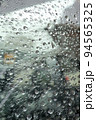 雨、滴、しずく、雨水、天気、水滴、水分、小滴、水、梅雨、降雨、雨滴 94565325