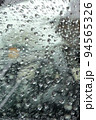 雨、滴、しずく、雨水、天気、水滴、水分、小滴、水、梅雨、降雨、雨滴 94565326