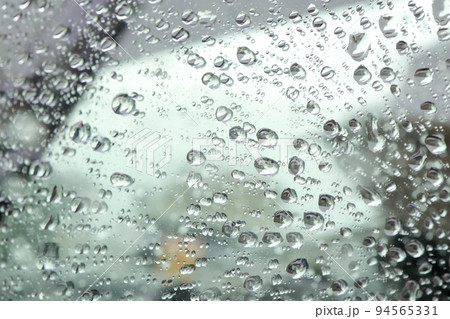 雨、滴、しずく、雨水、天気、水滴、水分、小滴、水、梅雨、降雨、雨滴 94565331