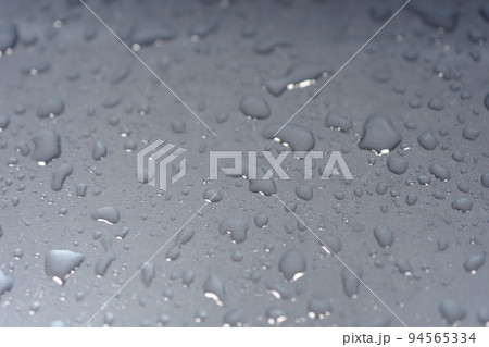 雨、滴、しずく、雨水、天気、水滴、水分、小滴、水、梅雨、降雨、雨滴 94565334