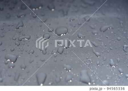 雨、滴、しずく、雨水、天気、水滴、水分、小滴、水、梅雨、降雨、雨滴 94565336