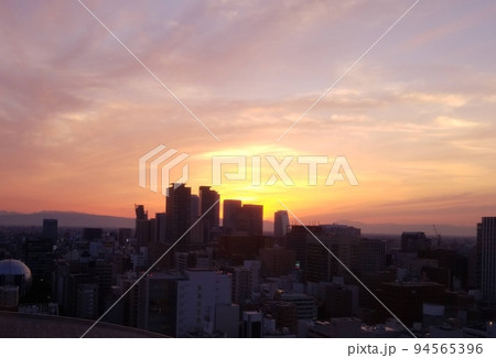 夕日のビル群 94565396