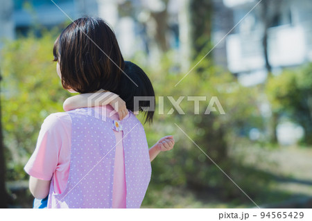 公園　子供　保育士 94565429