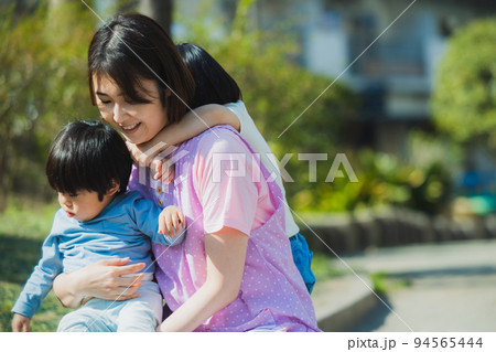 公園 子供 保育士 公園 子供 保育士 94565444