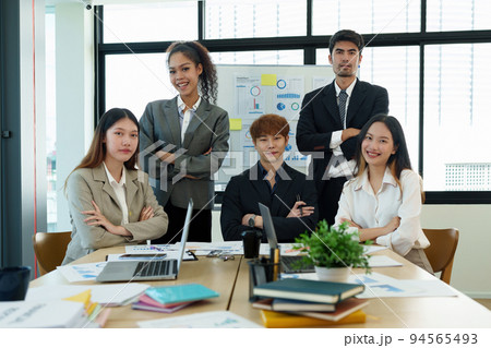 Multicultural Business people meeting at board room to brainstorming strategy workshop business 94565493