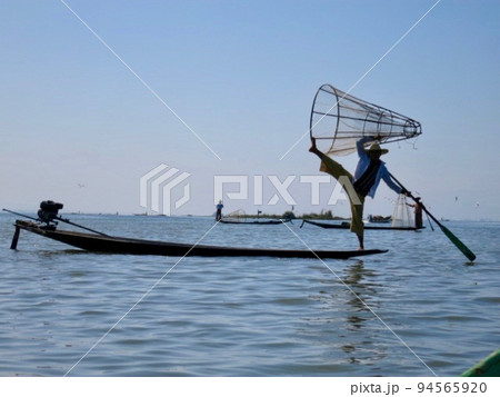 インレー湖の漁をする人 インレー湖の漁をする人 94565920