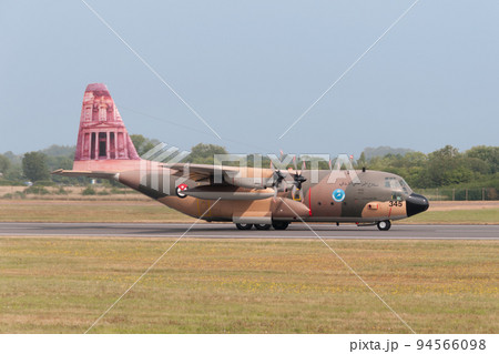 ヨルダン空軍C-130H特別塗装機タキシング 94566098