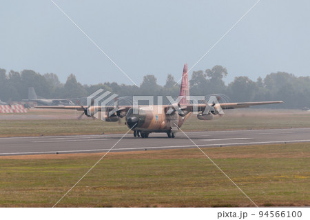 ヨルダン空軍C-130H特別塗装機離陸 94566100