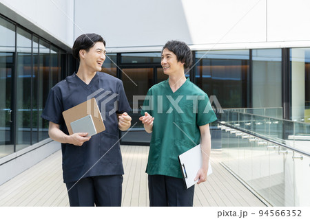 会話する若い男性医療従事者2人のポートレート　撮影協力「LINK FOREST] 94566352