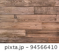 薄茶色の木目の粗い製材の古びた板壁の横長の背景画像 94566410