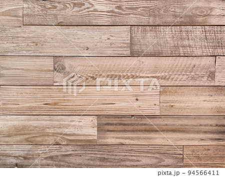 明るい薄茶色の木目の粗い製材の古びた板壁の横長の背景画像 94566411