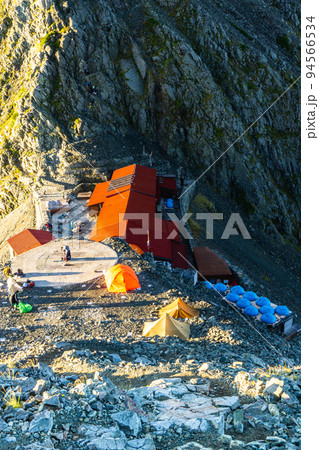 長野県の北アルプス涸沢岳登山道から穂高岳山荘を俯瞰する 94566534