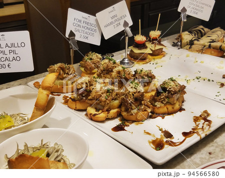 スペイン・サンセバスチャンのピンチョス料理 94566580