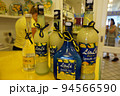 イタリア・カプリ島で売っているレモンチェッロ 94566590