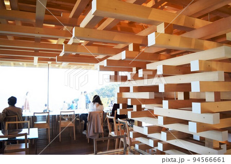 熱海のACAO FOREST内にある隈研吾設計カフェCOEDA HOUSEの屋内 94566661