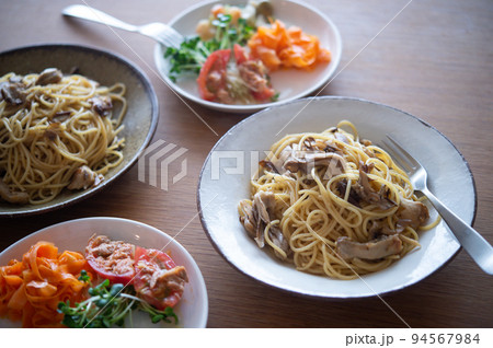 舞茸のパスタとサラダ 94567984