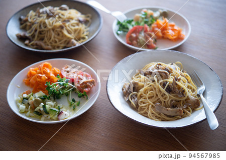 舞茸のパスタとサラダ 94567985