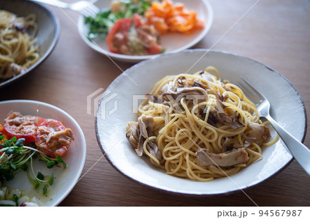 舞茸のパスタとサラダ 舞茸のパスタとサラダ 94567987