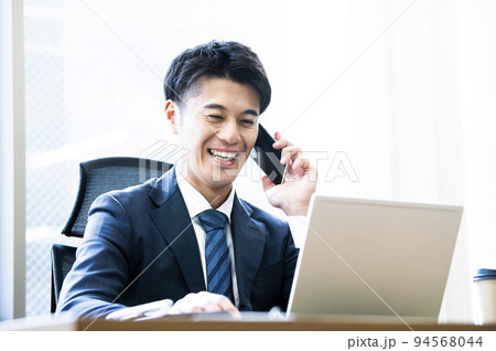 ビジネス　スマホ　通話　会話　笑顔　男性 94568044