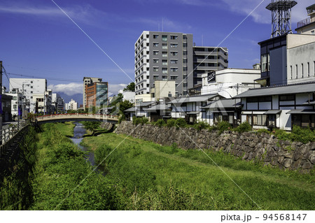 松本　縄手通り商店街　女鳥羽川　長野県松本市 94568147