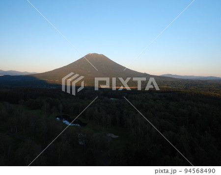 北海道 ニセコ 夕日を浴びる羊蹄山 北海道 ニセコ 夕日を浴びる羊蹄山 94568490