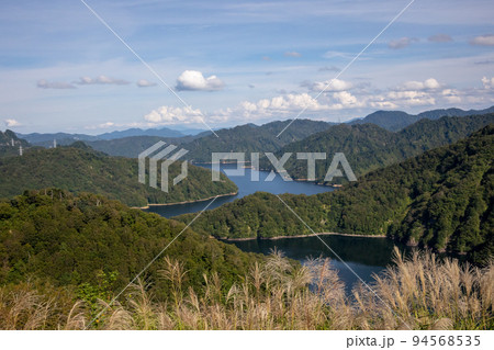六十里越峠から見る田子倉湖　福島県 94568535