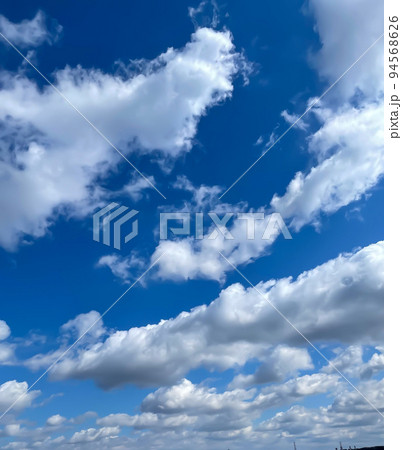沢山の雲が泳ぐ晴れの日の空 沢山の雲が泳ぐ晴れの日の空 94568626