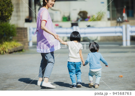 公園　子供　保育士　 94568763
