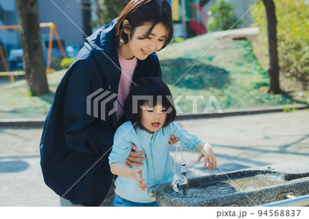 公園　子供　保育士 94568837