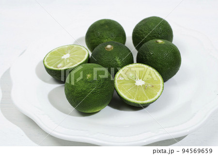 徳島県産すだち　（日本の柑橘類）さわやかな酸味。学名： Citrus sudachi 94569659