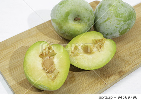 山梨県産ケルシー（すももの一品種）甲州大巴旦杏とも呼ばれていた。幻のプラム。 94569796