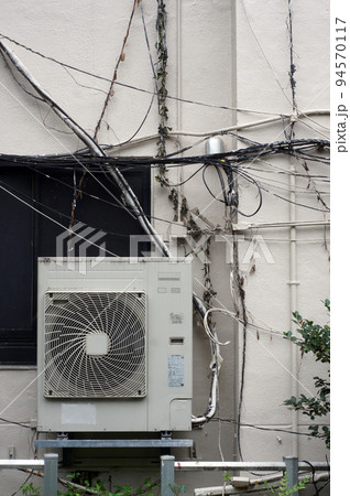 古いビルの裏の　室外機 94570117