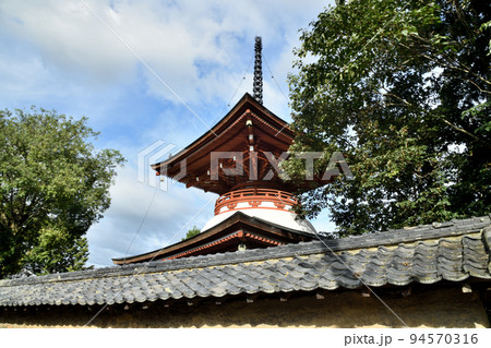 慈尊院の多宝塔(高野山町石道の出発点)   【和歌山県九度山町】　 94570316