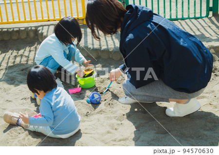 公園 子供 砂場 公園 子供 砂場 94570630