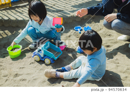 公園　子供　砂場 94570634