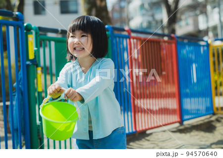 公園　子供　砂場 94570640