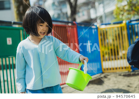 公園　子供　砂場 94570645
