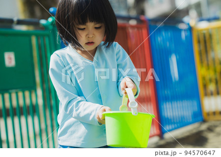 公園　子供　砂場 94570647