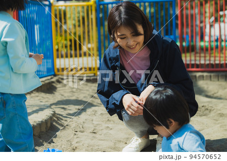 公園 子供 砂場 公園 子供 砂場 94570652