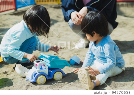 公園 子供 砂場 公園 子供 砂場 94570653