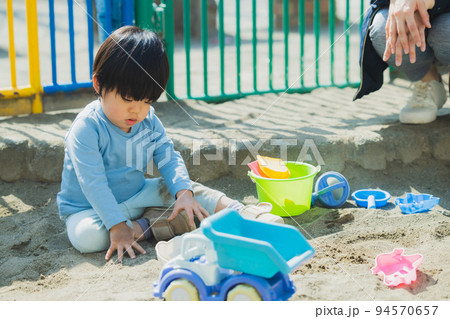 公園　子供　砂場 94570657