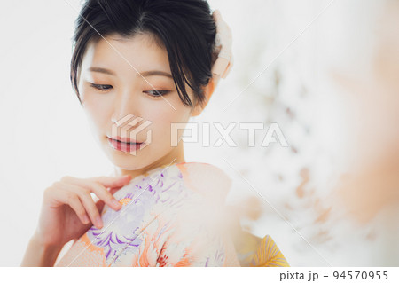 ピンクの振袖　絞り　 94570955