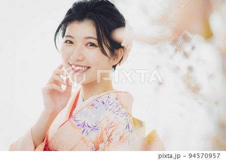 ピンクの振袖　絞り　 94570957