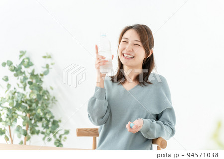 女性 ビューティー 水 女性 ビューティー 水 94571038