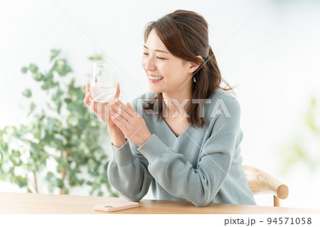 女性 ビューティー 水 女性 ビューティー 水 94571058